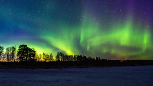 芬兰罗瓦涅米市上空的北极光和星空