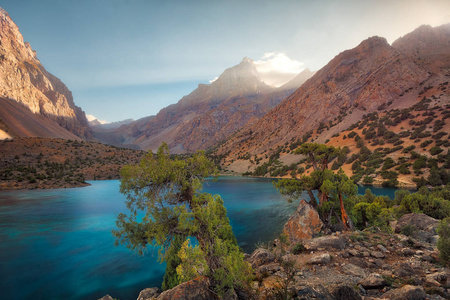 阿劳丁湖在范恩山脉拍摄于塔吉克斯坦，2018年8月拍摄于HDR。
