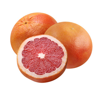 白色背景上分离的粉红色柚子。 一堆柑橘水果和一半。