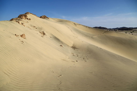 在沙漠中的岩石和轨道，像野生和自然的概念，风景的土地。