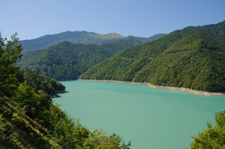 山上的湖。 格鲁吉亚