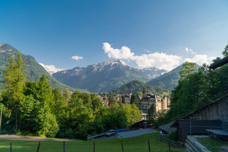 壮观的山景和徒步旅行小径在瑞士阿尔卑斯山的景观更硬的库尔姆瑞士