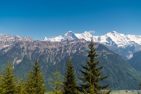 壮观的山景和徒步旅行小径在瑞士阿尔卑斯山的景观更硬的库尔姆瑞士