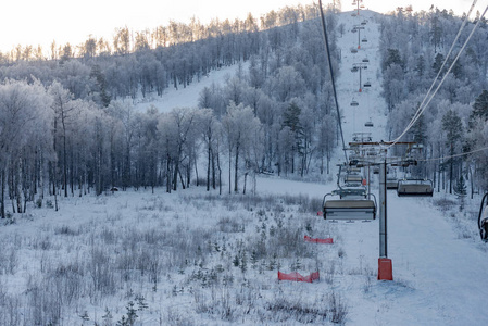 山里的冬天。 滑雪场。 把椅子抬起来。 白色的树。 雪树。