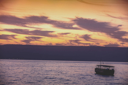 黎明在加利利的海面上。 早晨美丽的加利利海。 日出前的时间