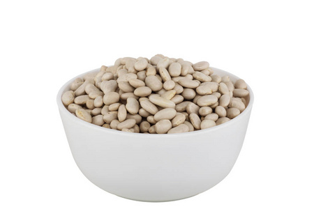 白色碗中的豆子与白色背景隔离