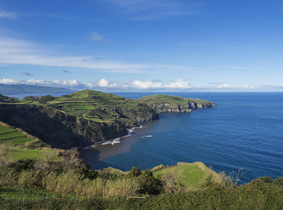 在葡萄牙亚速尔的圣米格尔岛北岸, 绿色的田野牧场和沿海悬崖以及蓝色的海洋和天空地平线