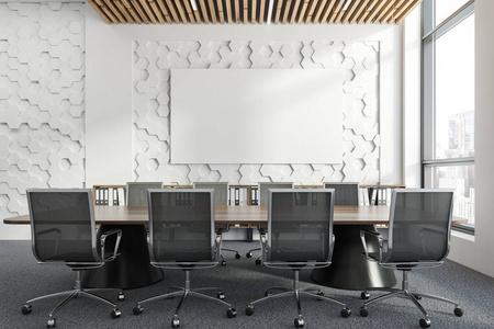 办公室会议室内部有白色六边形图案的墙壁，长长的深色木桌，有椅子架子，有文件夹和水平海报。 3D渲染模拟