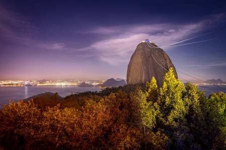巴西里约热内卢夜间的糖块山