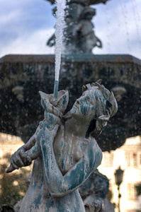 葡萄牙里斯本的罗西奥广场喷泉的细节。