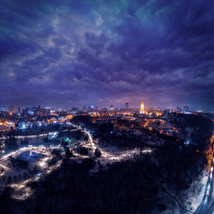 基辅冬季夜晚全景，沿着第聂伯河有一条明显标志的公路