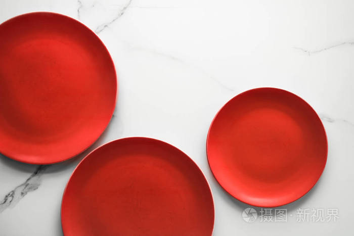 大理石上的空红盘食谱和餐厅模型平面设计的概念