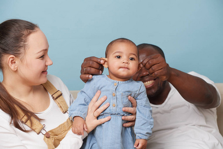黑人和白人的孩子图片