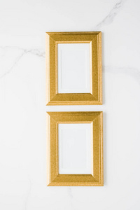 大理石上的金色相框，平面模型装饰和模型平面风格的概念