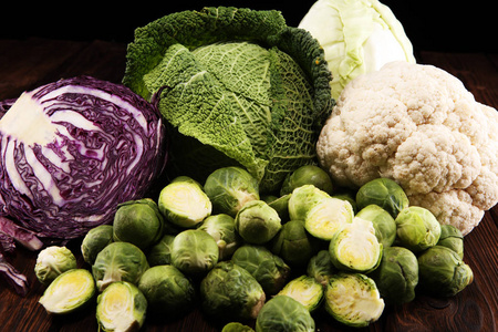 有机白菜头。 抗氧化平衡饮食与红白菜白白菜和萨沃伊。 菜花和甘蓝