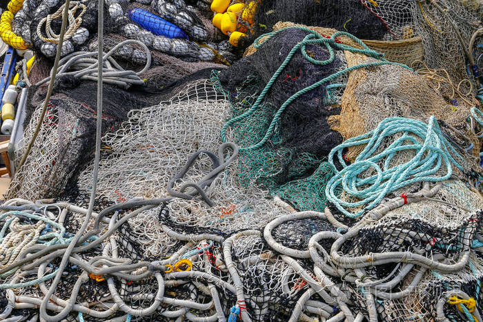 一堆五颜六色的渔网的细节