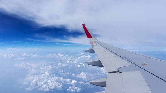蓝天上的飞机机翼和云扫描可用于航空运输旅行和开放季节旅行背景