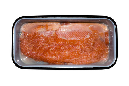 白色背景下容器中的咸红鱼片。