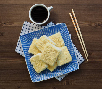 韩国传统食品黄蒸米饼和咖啡图片
