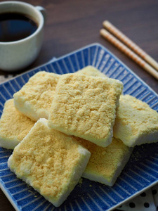 韩国传统食品黄蒸米饼和咖啡图片