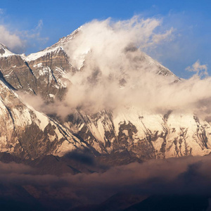 傍晚日落，红色的lhotse山和nuptse山南岩石面，有美丽的云从孔德村，孔布谷，Solukhumbu，尼泊尔，喜马拉雅山。