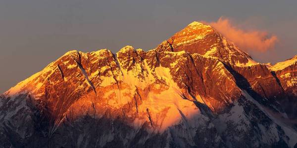 傍晚日落，红色的珠穆朗玛峰和努普特山南岩面，美丽的云从孔德村，孔布谷，索鲁洪布，尼泊尔，喜马拉雅山。