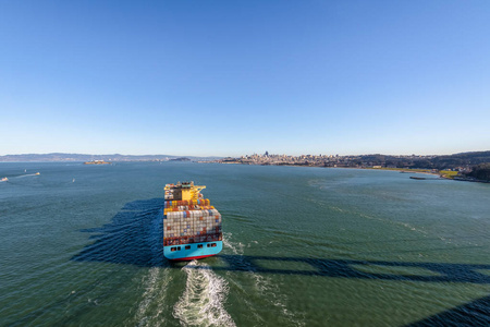 集装箱货船进入旧金山湾旧金山加州美国