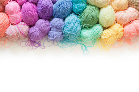 黄色纱针织针和钩针挂钩的彩色纱线. 黄色背景.照片