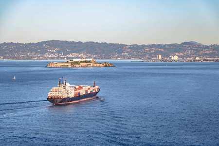 进入旧金山海湾和阿尔卡特兹岛的集装箱货船