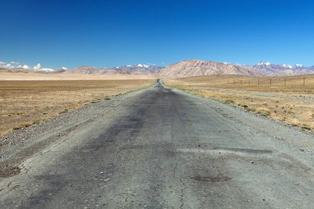 帕米尔高速公路或帕米尔斯基杰特拉克特景观周围帕米尔高速公路m41国际公路山脉在塔吉克斯坦屋顶的世界。