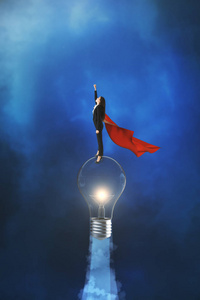 超级英雄女商人在蓝色背景上用发射灯飞行。 信心及启动概念