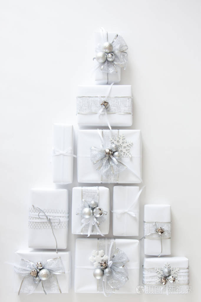 白色大理石背景顶部视图上的圣诞手工礼盒圣诞贺卡框架冬季圣诞节假期