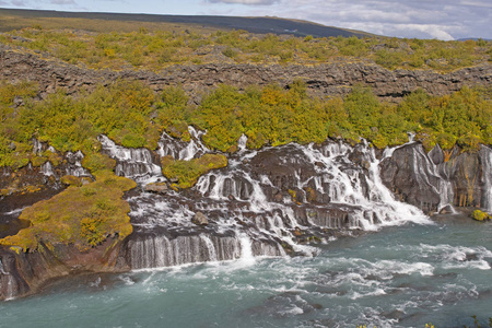 赫萨菲尔冰岛附近熔岩田流出来的巨大的hraunfossar瀑布