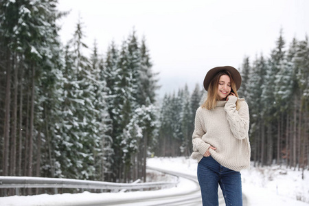 年轻女子在雪林空间附近发短信。 寒假