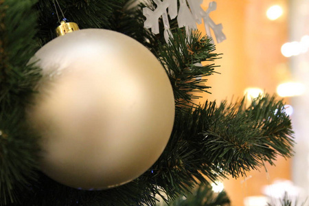 圣诞节美丽的背景与冷杉枝和装饰。 新年和圣诞节象征圣诞树。常绿树意味着永生。在节日里，它用球花环灯锥玩具装饰。美丽的照片和背