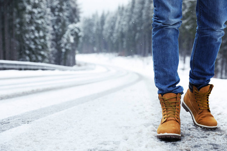 在下雪的冬天，男人在户外散步。 文本空间