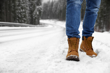 在下雪的冬天，女人在户外散步。 文本空间