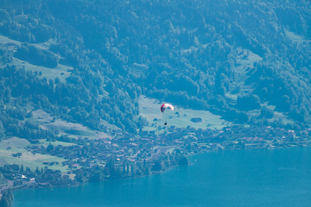 飞越美丽的因特拉河谷和布里恩茨湖和瑞士库姆湖的准飞机