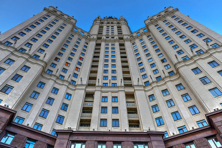 在俄罗斯莫斯科建造一座公寓楼的Kotelnicheskaya路堤。 它是斯大林式的七座摩天大楼之一，也被称为七姐妹。