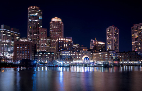 波士顿港和金融区的天际线