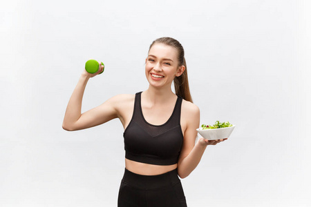 运动, 健康的生活方式, 人的概念-年轻的黑发女人沙拉和哑铃.