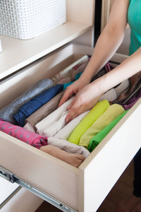 抽屉里的衣服图片