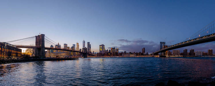 日落时分曼哈顿和布鲁克林大桥全景