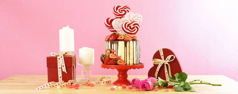情人节糖果滴水蛋糕装饰与心形棒棒糖