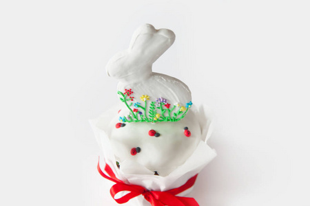 俄罗斯东正教复活节。 白色和粉红色的背景。 复活节蛋糕复活节兔子彩色鸡蛋。
