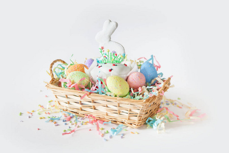 俄罗斯东正教复活节。 白色和粉红色的背景。 复活节蛋糕复活节兔子彩色鸡蛋。