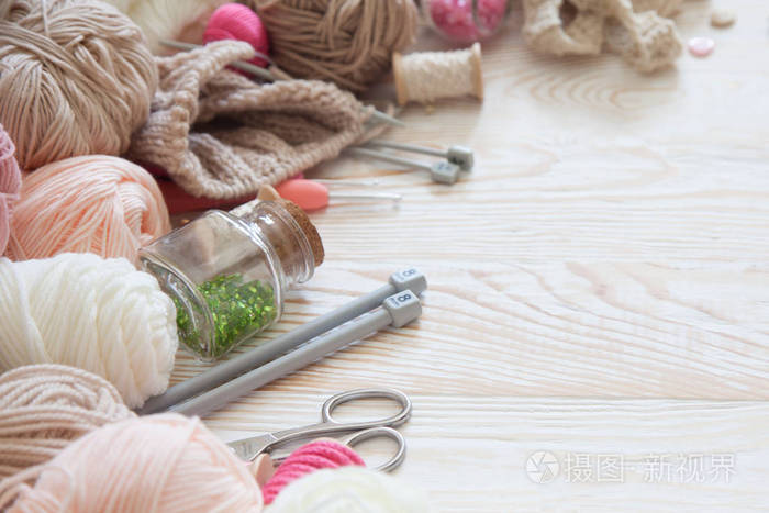 彩色织物纱线桌子上创造性工作的彩色材料做针线活所有手工制作的东西