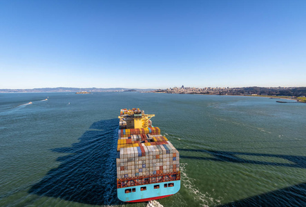 集装箱货船进入旧金山湾旧金山加州美国