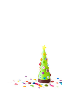 一棵手工制作的替代圣诞树。 白色背景