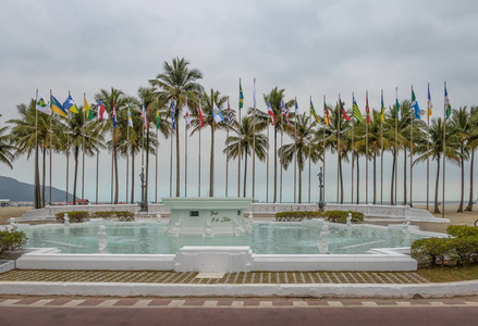 国旗广场PracadasBandeiras和9德朱尔霍喷泉在桑托斯海滩桑托斯圣保罗巴西海岸花园。